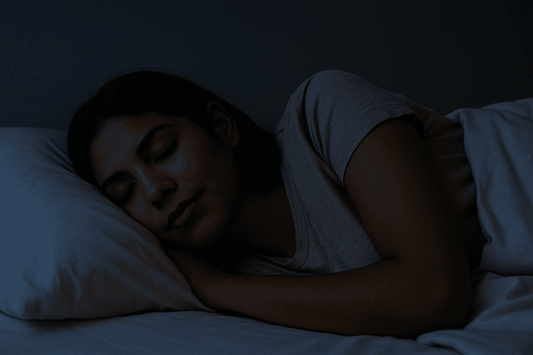 Una mujer mexicana joven duerme plácidamente en una habitación oscura, envuelta en una atmósfera tranquila y cálida.